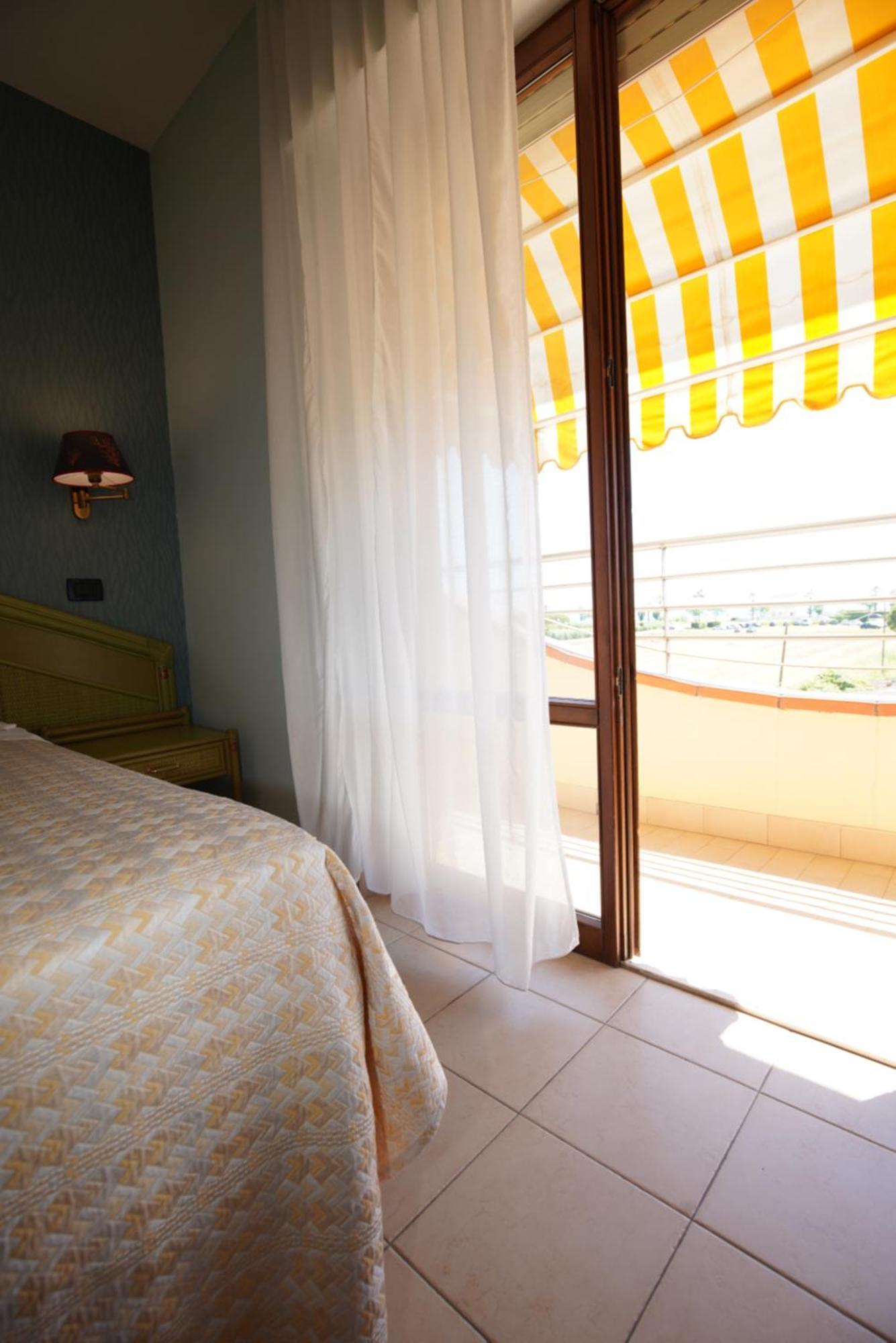 Rivadoro-spiaggia Ombrellone E Lettini-piscina-parcheggio 3*