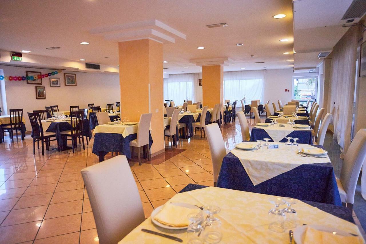 Hotel Rivadoro-spiaggia Ombrellone E Lettini-piscina-parcheggio Martinsicuro